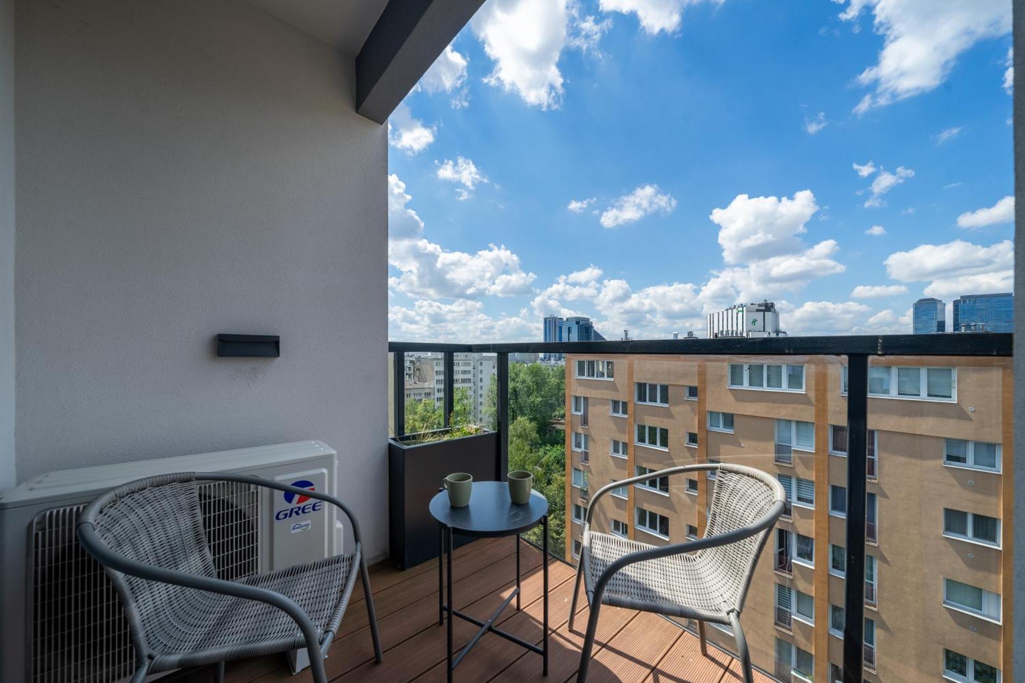 Apartment Wola - Balcony&workspace - By Rentujemy Warsaw